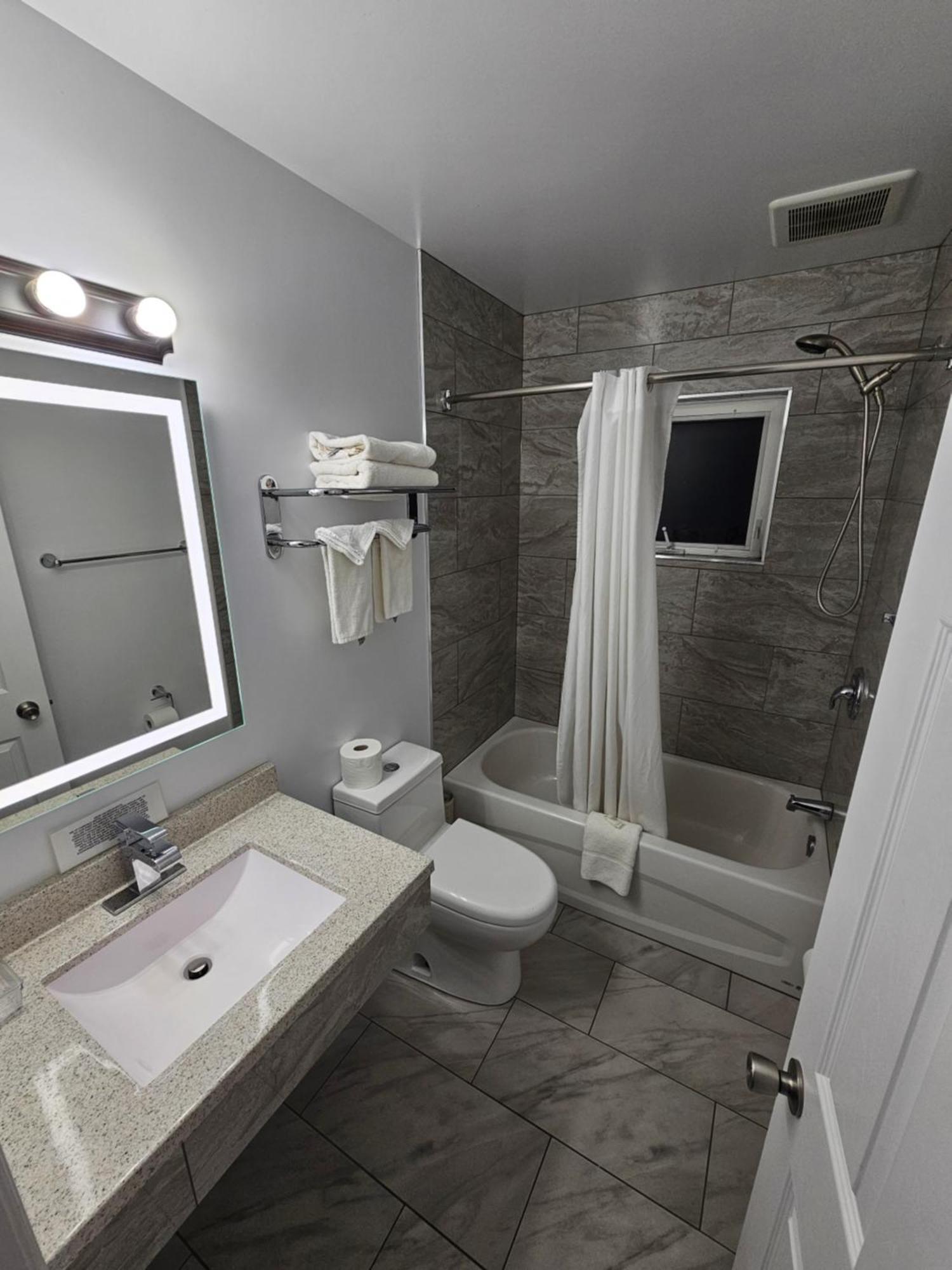 Parkway Motel & European Lodges Pincher Creek Ngoại thất bức ảnh