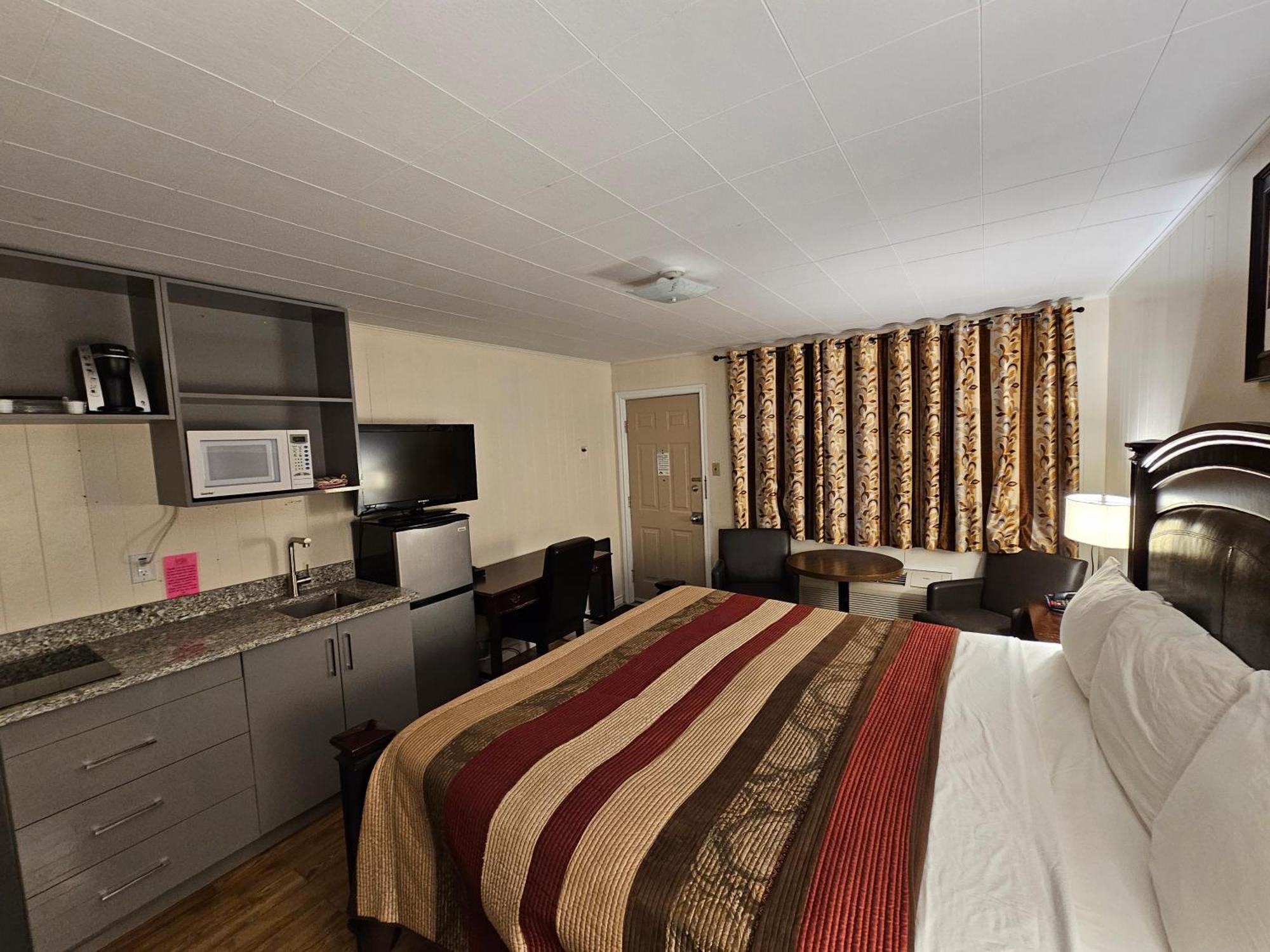 Parkway Motel & European Lodges Pincher Creek Ngoại thất bức ảnh