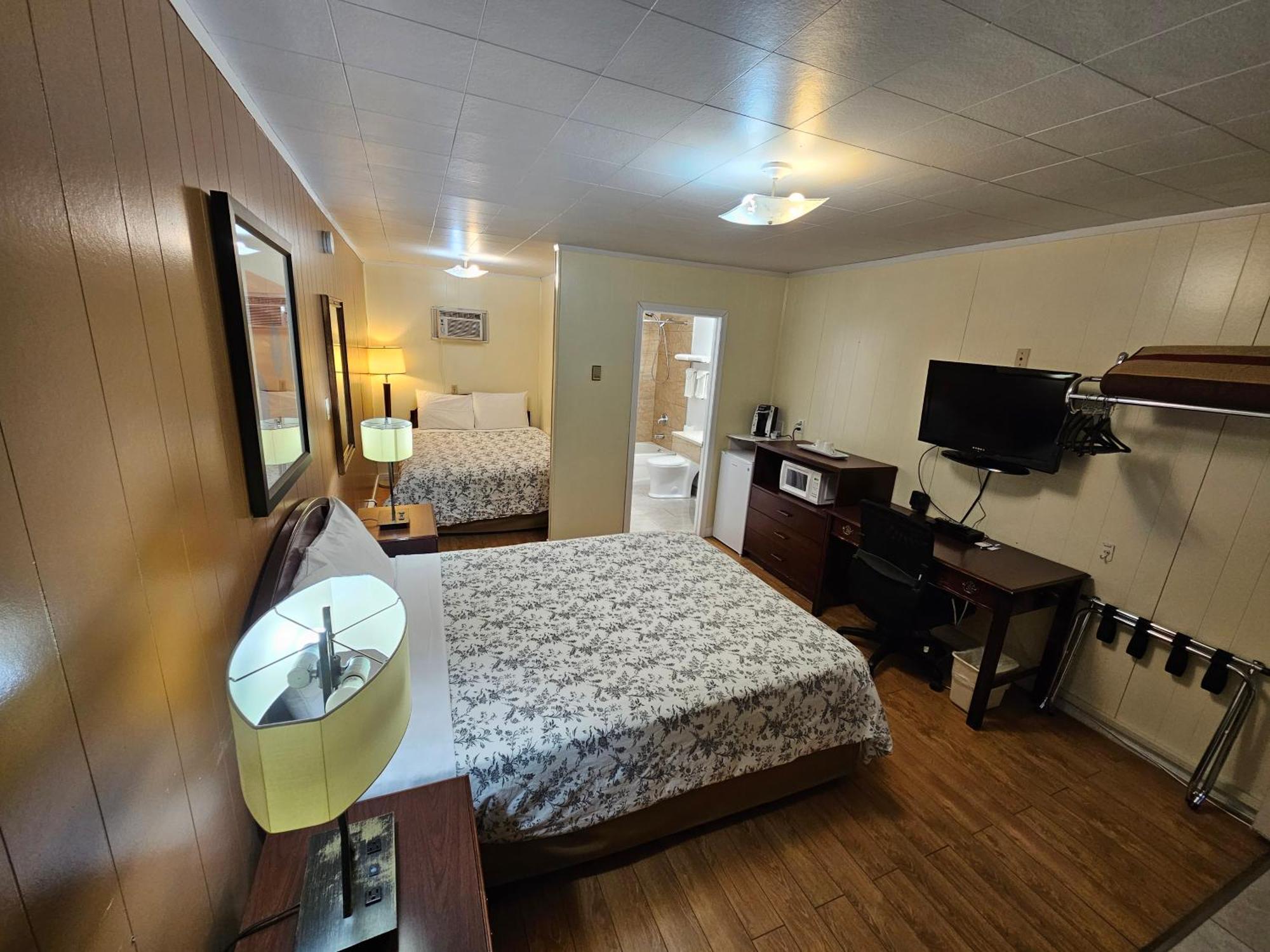 Parkway Motel & European Lodges Pincher Creek Ngoại thất bức ảnh