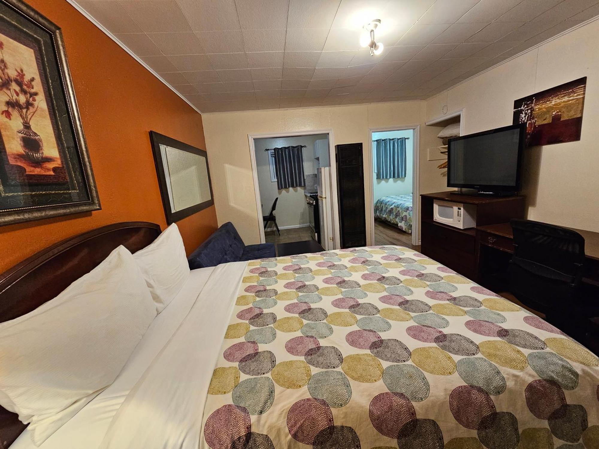 Parkway Motel & European Lodges Pincher Creek Ngoại thất bức ảnh