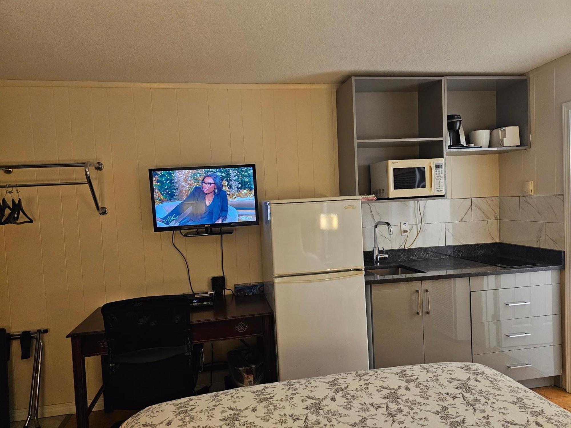 Parkway Motel & European Lodges Pincher Creek Ngoại thất bức ảnh