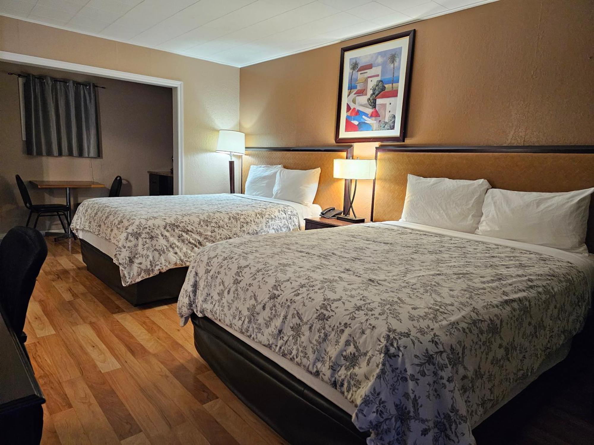 Parkway Motel & European Lodges Pincher Creek Ngoại thất bức ảnh