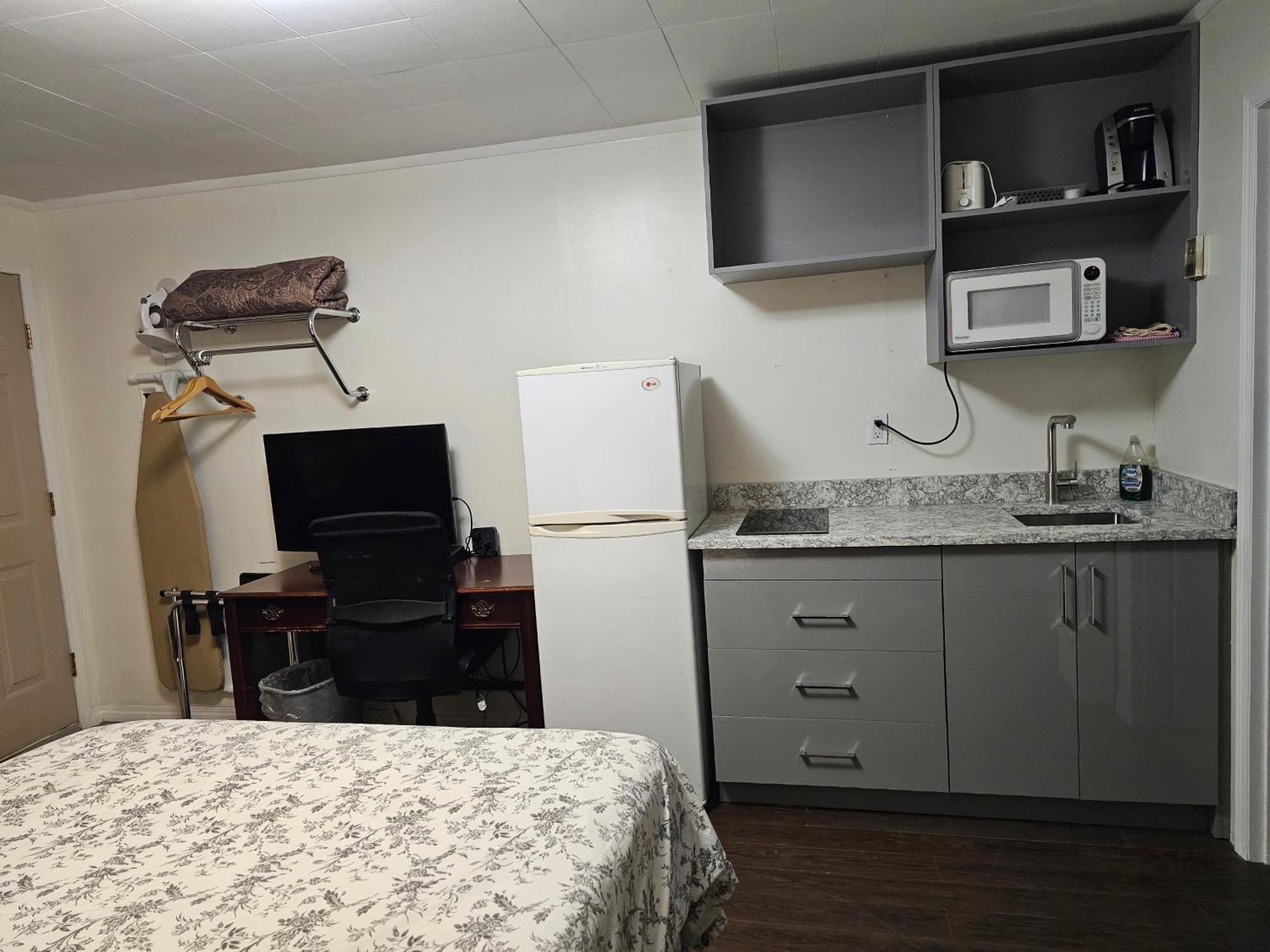 Parkway Motel & European Lodges Pincher Creek Ngoại thất bức ảnh