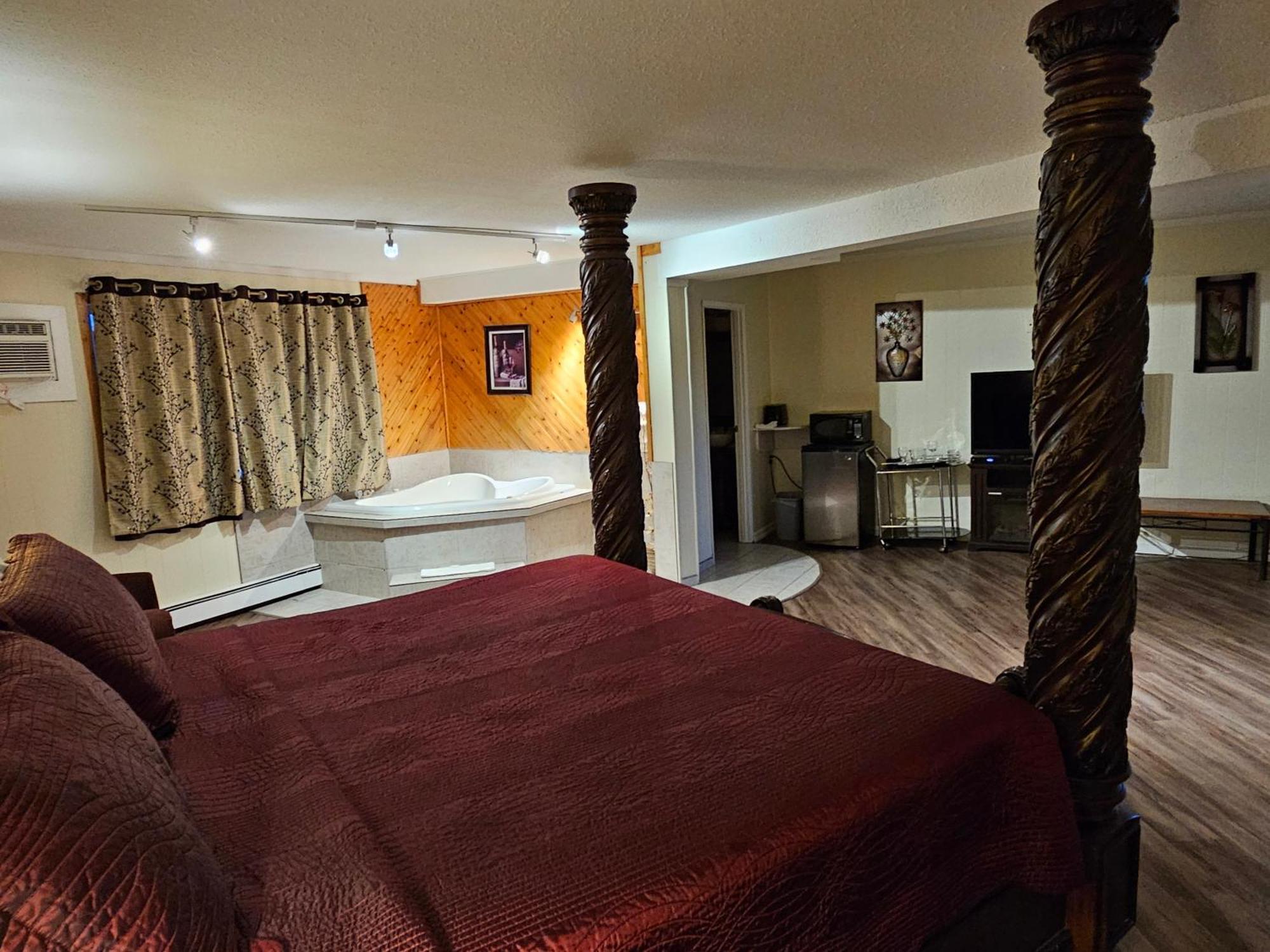 Parkway Motel & European Lodges Pincher Creek Ngoại thất bức ảnh