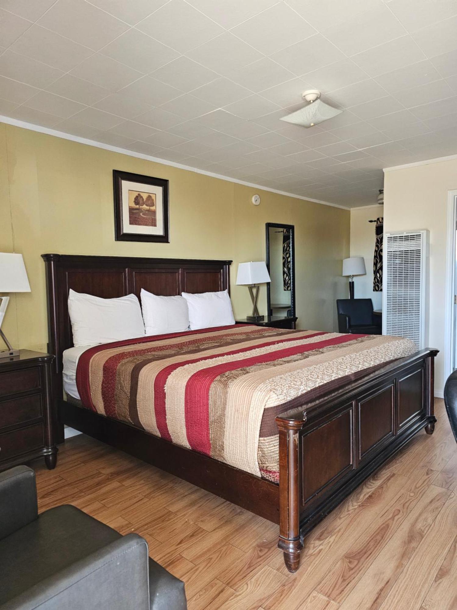 Parkway Motel & European Lodges Pincher Creek Ngoại thất bức ảnh