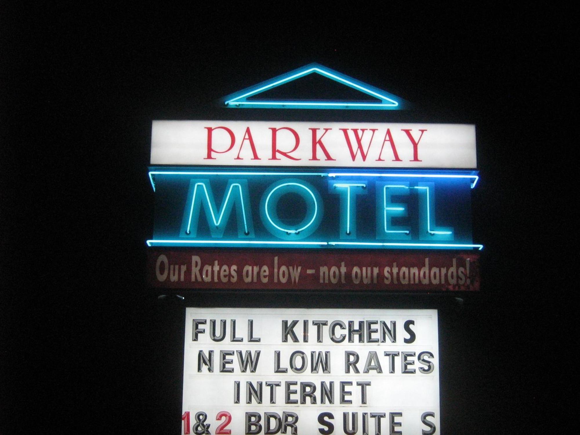 Parkway Motel & European Lodges Pincher Creek Ngoại thất bức ảnh