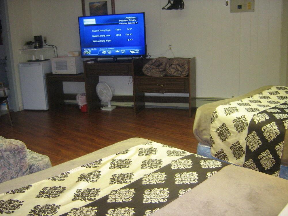 Parkway Motel & European Lodges Pincher Creek Ngoại thất bức ảnh