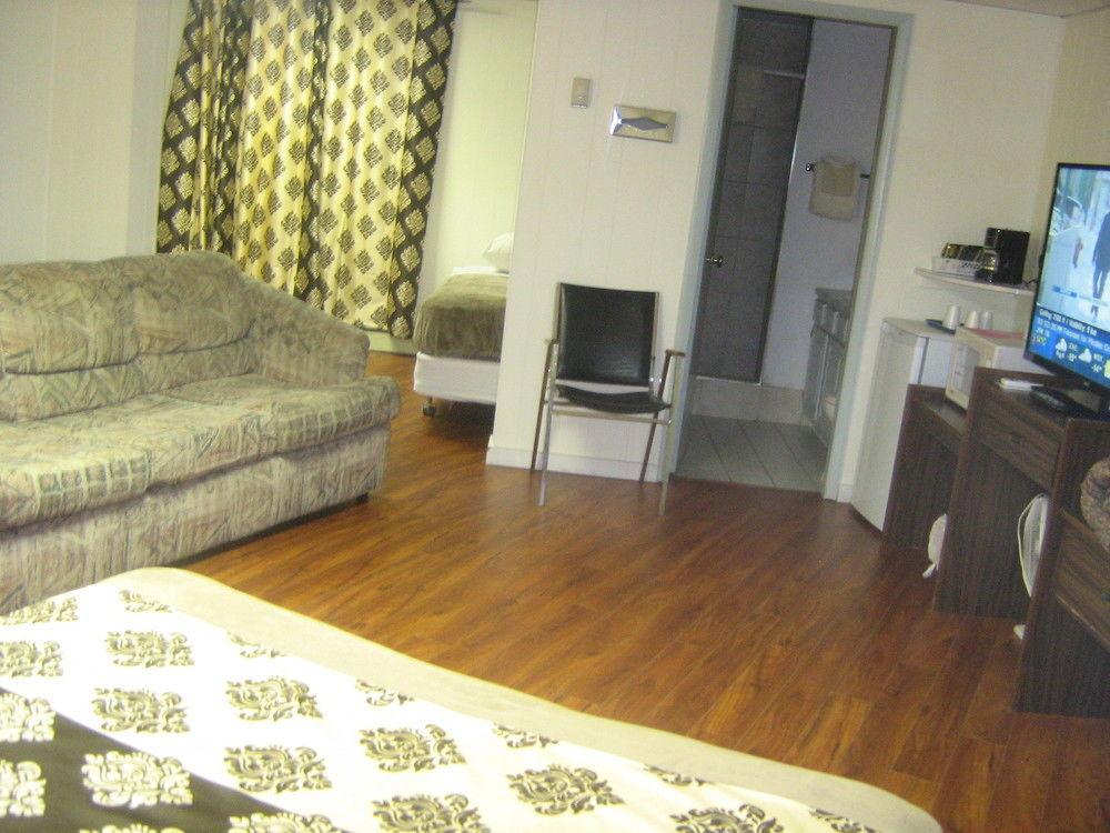 Parkway Motel & European Lodges Pincher Creek Ngoại thất bức ảnh