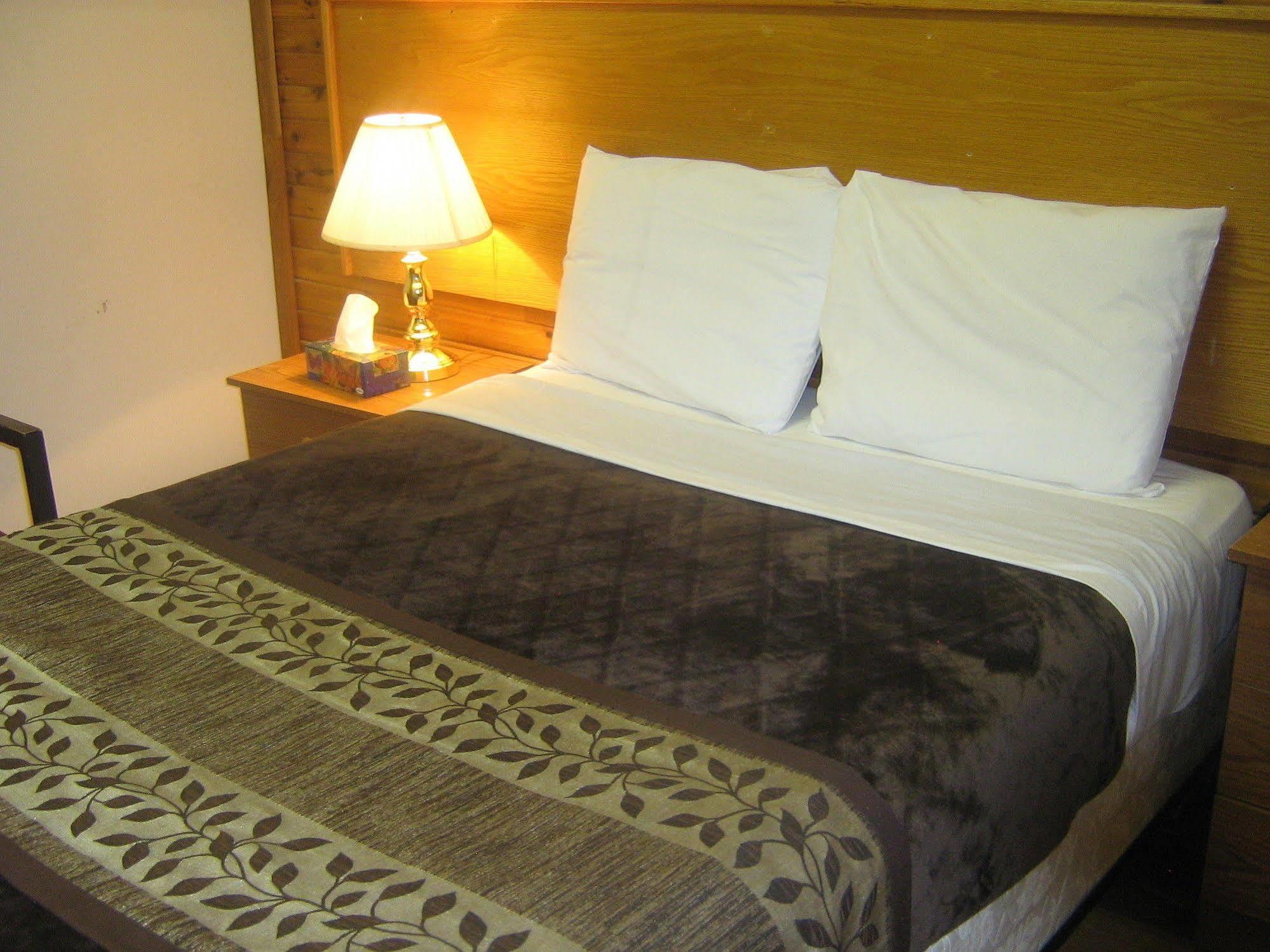 Parkway Motel & European Lodges Pincher Creek Ngoại thất bức ảnh