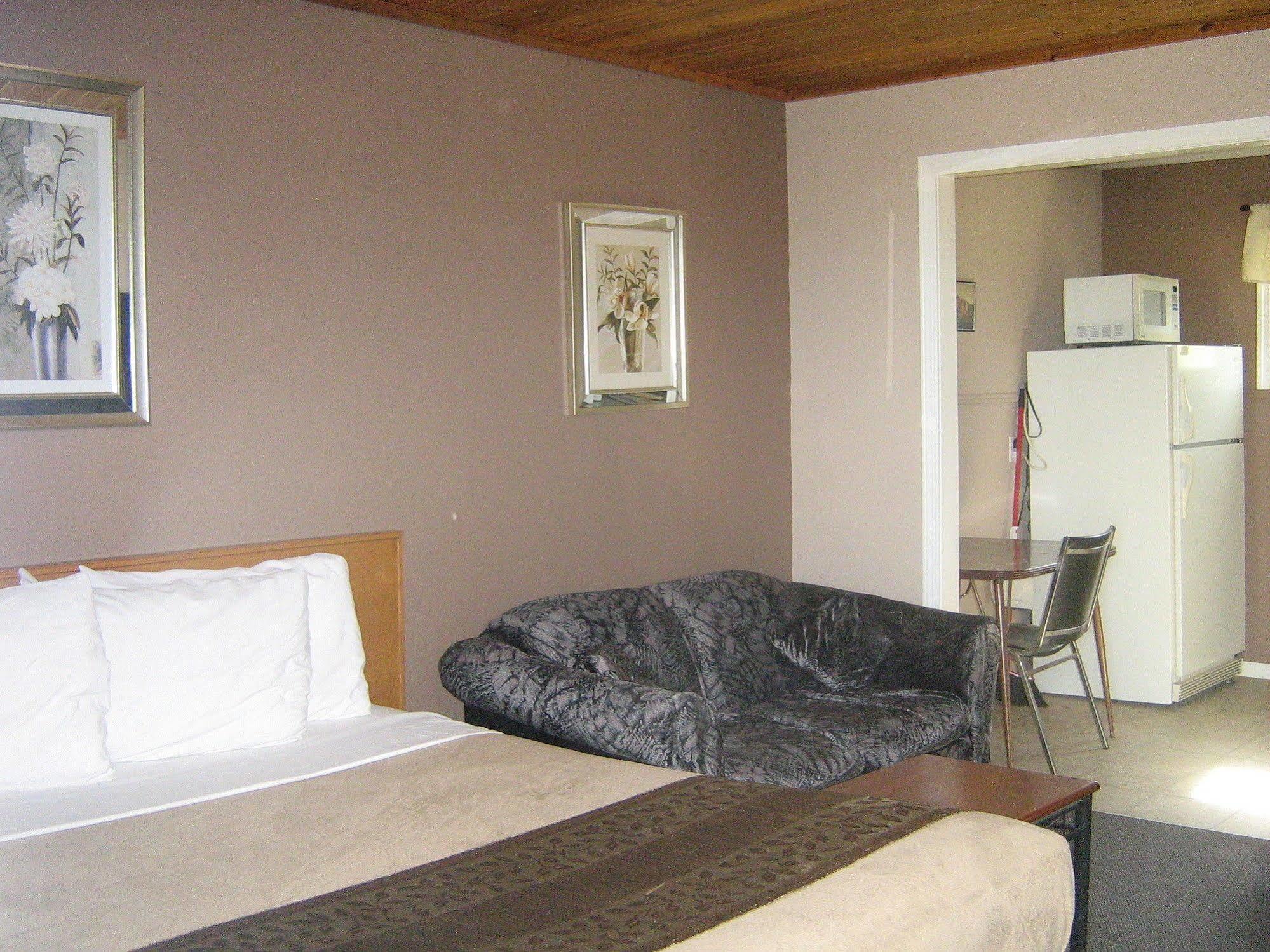 Parkway Motel & European Lodges Pincher Creek Ngoại thất bức ảnh