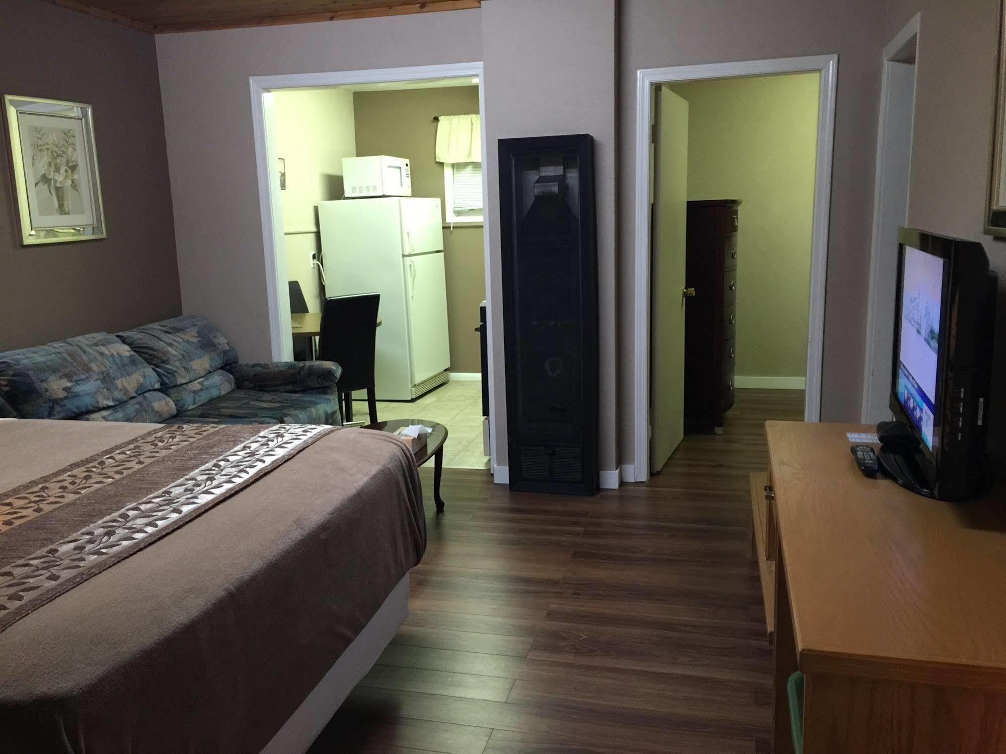 Parkway Motel & European Lodges Pincher Creek Ngoại thất bức ảnh