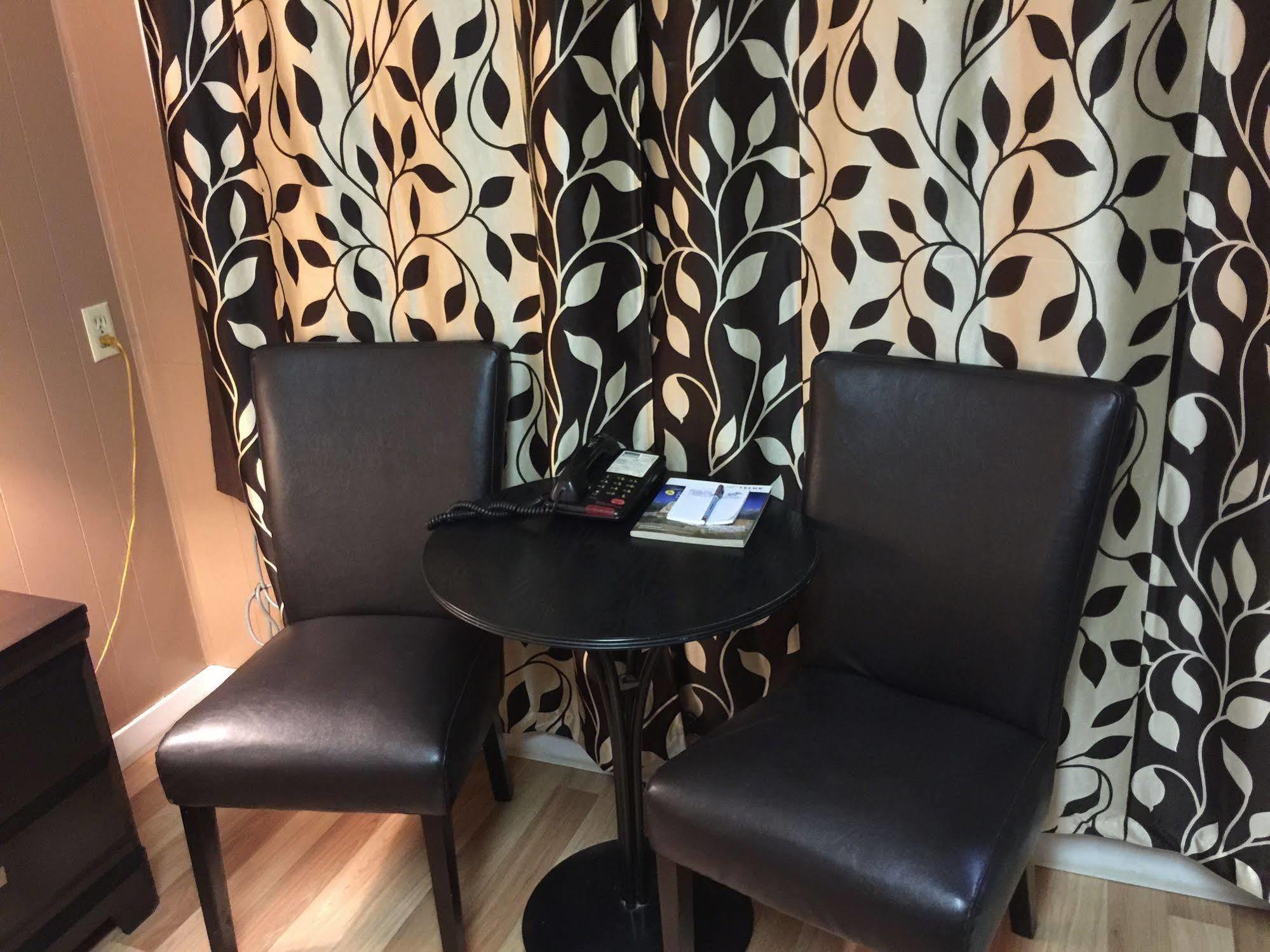 Parkway Motel & European Lodges Pincher Creek Ngoại thất bức ảnh