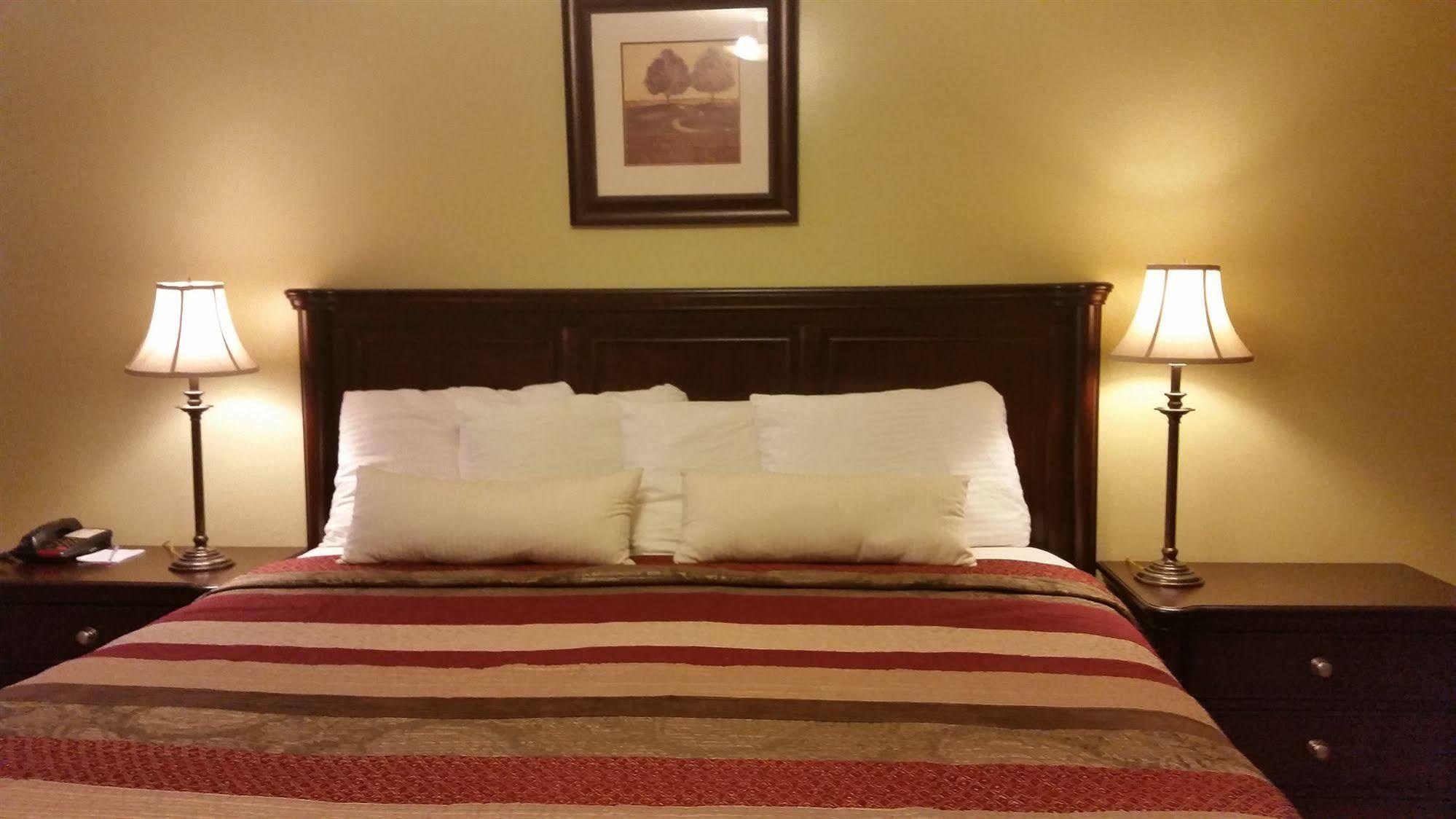 Parkway Motel & European Lodges Pincher Creek Ngoại thất bức ảnh