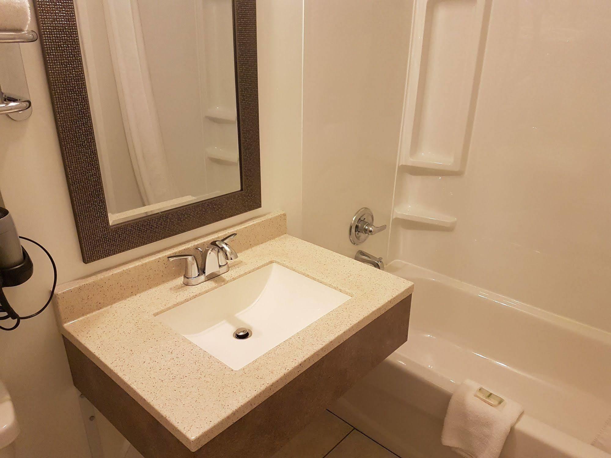 Parkway Motel & European Lodges Pincher Creek Ngoại thất bức ảnh