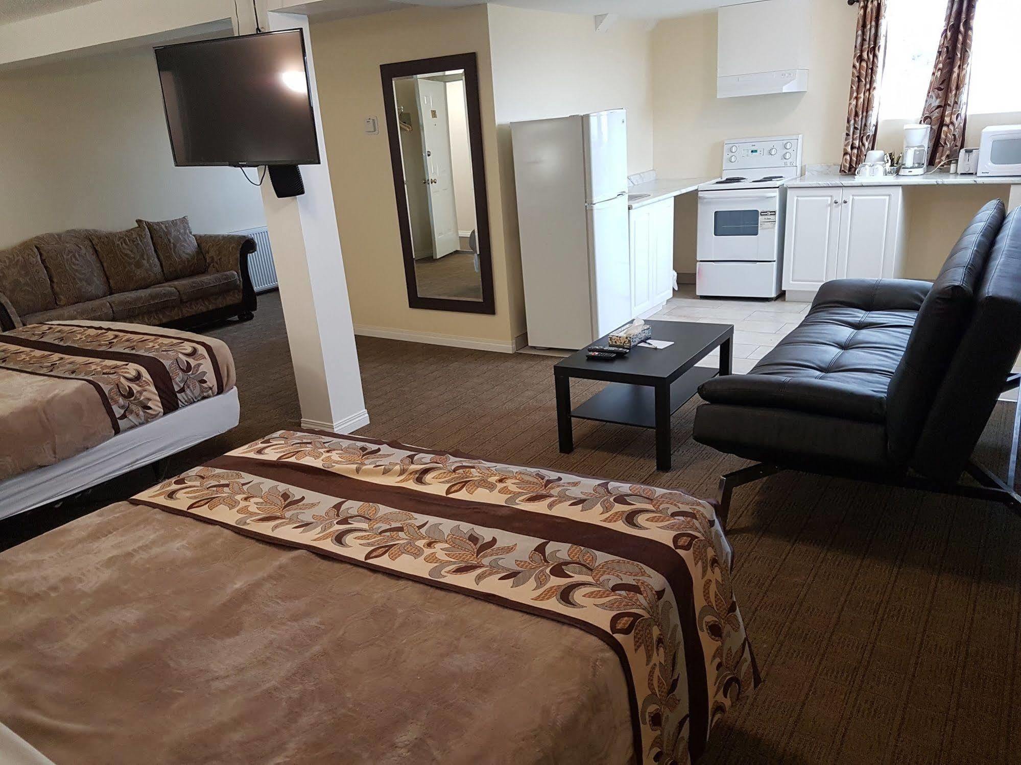 Parkway Motel & European Lodges Pincher Creek Ngoại thất bức ảnh